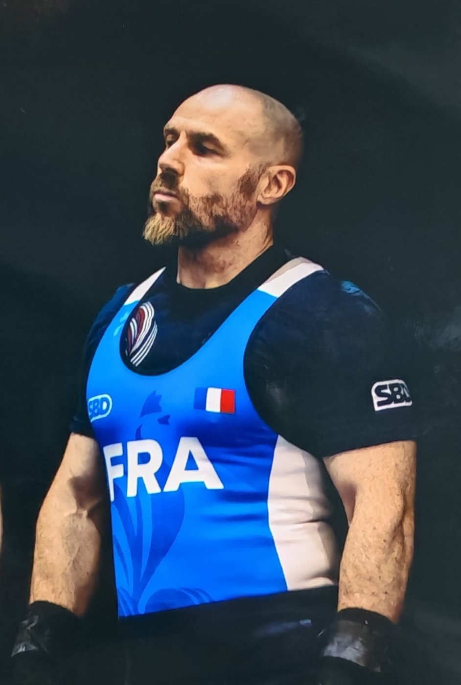Concentration avant le passage — sous le maillot de l'équipe de France